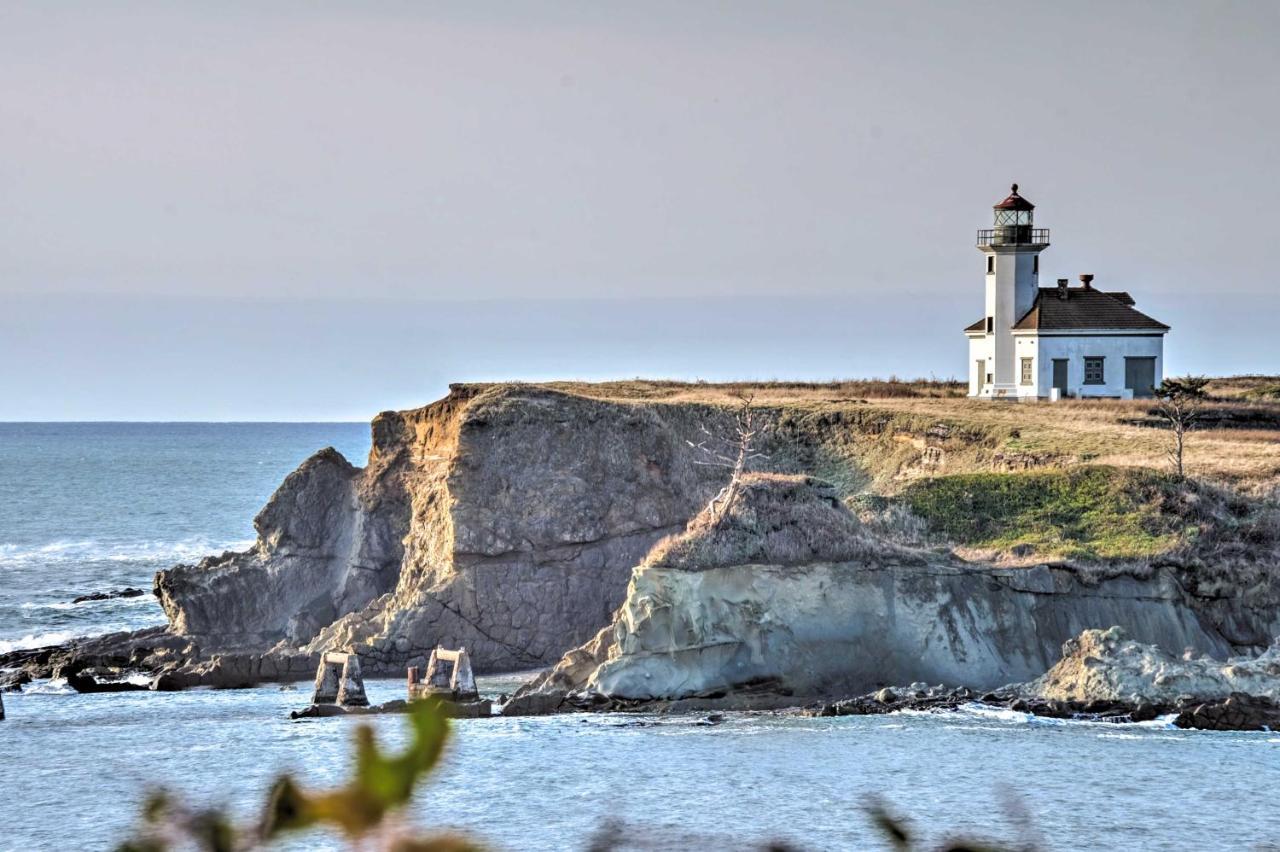 Cliffside Lighthouse Beach Home With Ocean View 쿠스베이 외부 사진