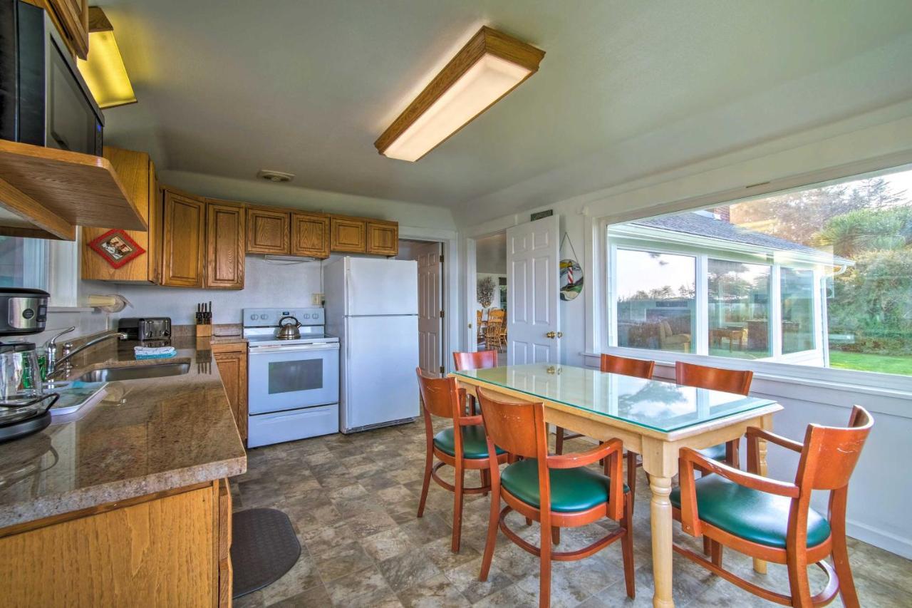 Cliffside Lighthouse Beach Home With Ocean View 쿠스베이 외부 사진